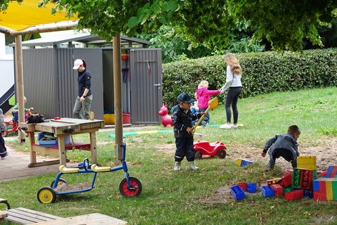 Spielende Kinder im Garten einer Kindertageseinrichtung der Gemeinde Schömberg