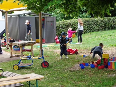 Spielende Kinder im Garten einer Kindertageseinrichtung der Gemeinde Schömberg