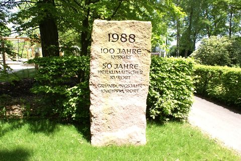 Gedenkstein 1988 - 100 Jahre Kurort, 50 Jahre Heilklimatischer Kurort, Gründungsjahr Kneippkurort 