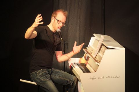 Künstler am Klavier auf der Seh(e) Bühne