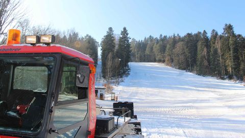 Skihang mit Pistenbulli