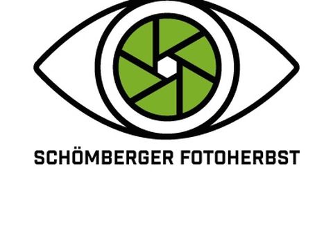 Ein Auge mit grüner Iris in Form eines Kamera-Blendenverschlusses bildet das Logo des Schömberger Fotoherbst